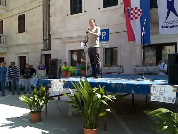 Militante de Radnička Borba en apoyo a los obreros de Jadrankamen 